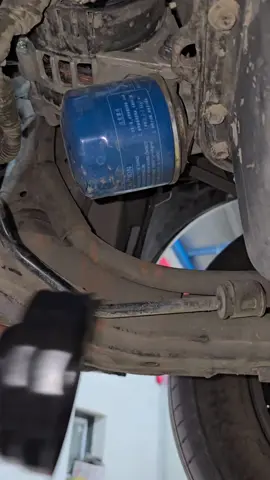 oil filter changing trick #automotive #howto #mechanic #usa 