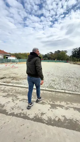 🎄 A început numărătoarea inversă! Pe 29 noiembrie ne vedem la Lazu, în straie de sărbătoare, e, ciuciu, nu maa, pe strada Gheorghe Barițiu nr. 2! Salvați adresa că vă dau bloc dacă mă mai întrebați „unde e?” 😜 👉 REVENEALAND se pregătește să explodeze de vibe, decor și voie bună! Avem treabă multă, săptămâna asta e agitație maximă, dar pe 29… se dă drumul la magie! 💥 #daticureveneala ✨ 