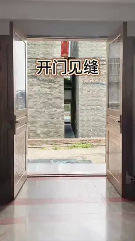 風水學認為，樓縫間易形成「穿堂風」式的強勁氣流，直衝住宅後會擾亂室內平和氣場，導致居住者免疫力下降，常出現頭痛、感冒等小病痛；#風水知識 #風水 #風水奇幻 #易學智慧 