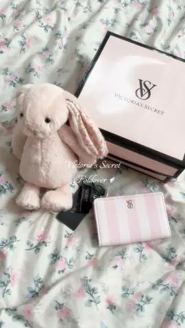 มีพร้อมส่งนะคะ 1️⃣2️⃣9️⃣0️⃣ 🎀 #victoriassecret #flodder #victoriassecretwallet #กระเป๋าวิคตอเรีย #วิคตอเรียซีเครท 