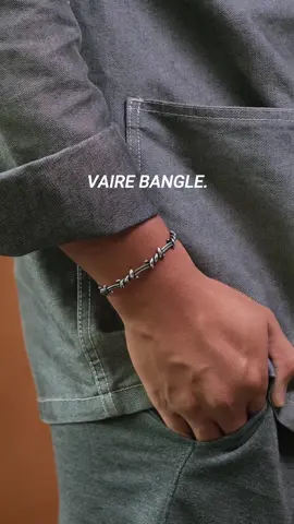 Gak semua gelang bisa disebut berkelas. Tapi yang satu ini bisa. Vaire Bangle - Waterproof, Aman di kulit, Anti karat “Simple, elegan, dan punya karakter.” #Racabel #vaire #gelang 