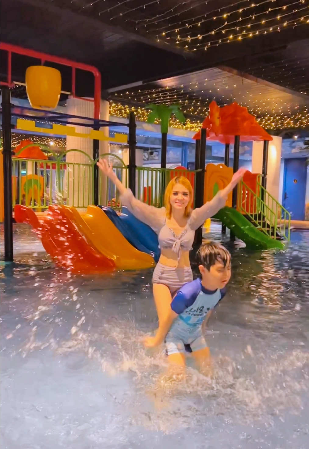 Akhir pekan saatnya ciptakan momen terbaik bersama keluarga🐝✨ @yellowbeehotel Resort Cilitan siap menyambut dengan beragam fasilitas dan pastinya bikin si kecil super happy Hotelnya kids friendly dan ada Indoor Waterpark loh, trus ada wahana baru yaitu Bumper Ball yang pasti seru dan aman bagi anak-anak Yuk staycation juga di @yellowbeehotel Resort Cililitan🐝✨