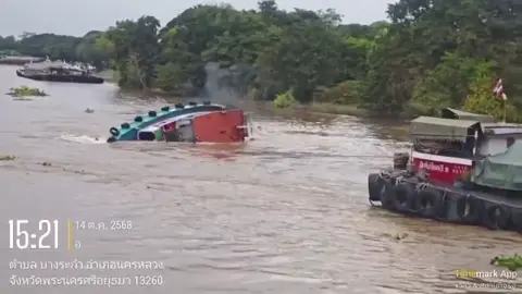 เรือรากจุงล่ม พื้นที่ อำเภอนครหลวง จังหวัดพระนครศรีอยุธยา มีผู้ติดภายในเรือ ออกมาได้ 1 ราย #พุทไธสวรรย์บางปะอิน  #ชุดปฏิบัติการทางน้ำ #ของดีบางปะอิน 