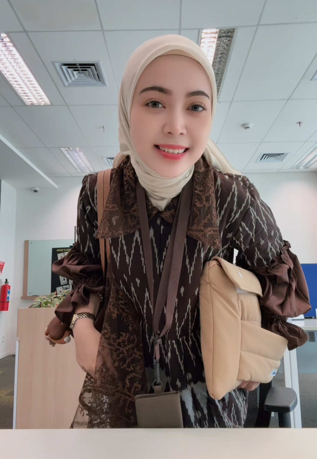 going back home🤎✨ #outfitngantor #ootdngantor #batiktenun 