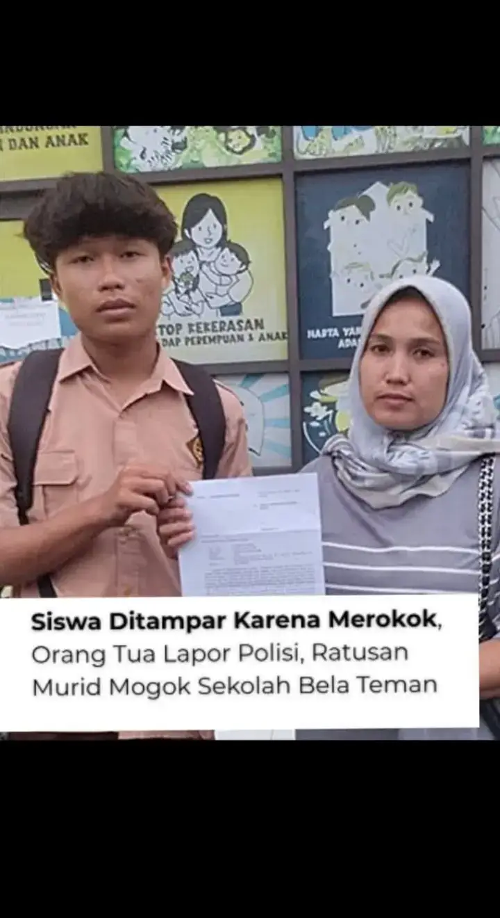 🐦 : Jadi ini adalah Siswa dan Ibunya yang melaporkan Kepsek karena ditampar saat ketahuan merokok Bukan hanya itu Cik, Teman² Siswa ini pun melakukan mogok sekolah karena menuntut Kepala sekolah atas nama Bu Dina dipecat. Menurut pengakuan Kepala Sekolah, beliau memergoki Siswa ini saat merokok dikegiatan Jumat bersih terlebih lagi Siswa ini tidak mau mengakui perbuatannya sehingga membuat kepala sekolah kesal dan menegurnya dengan tamparan halus, tapi siswa tersebut mengadu pada orang tuanya bahwa dia ditampar dengan keras sehingga orang tuanya pun tidak terima dengan apa yang dialami Putranya. Kepsek mungkin sedikit berlebihan, tapi Siswanya emang bandel bjir😭 #guru #pahlawan #teacher #student #2025 