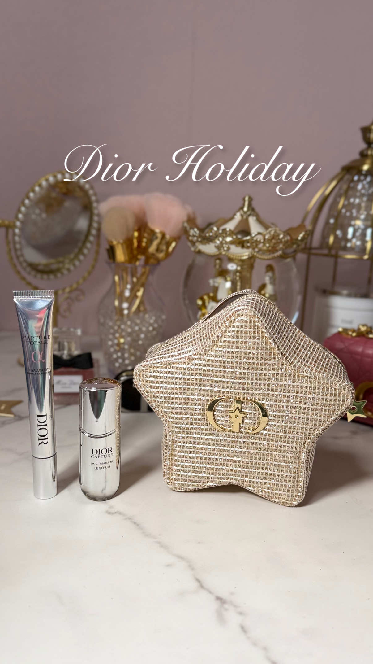 ◂ ◂ ◂ 𝗗𝗜𝗢𝗥 𝗯𝗲𝗮𝘂𝘁𝘆 𝗠𝗔𝗡𝗜𝗔  私の今年の初のホリデーコスメ🎄🎁🛍 カプチュール トータル ヒアルショット ホリデー お気に入りすぎて 4本目？のヒアルショットと 人気の美容液 ルセラムの10mLに キラッキラのグリッターみたいな ラメが煌めく星型のポーチのセット⭐✨ 10日から店舗で販売が始まってて 昨日やっと買いに行けたよ🥰 今日から公式オンラインで 楽しみにしてたメイクアップコスメが たくさん先行発売になったのも ポチッと注文完了👍🏻 届いたらまた載せるね🫶🏻💕 DIOR beauty が好きすぎる 大人女子の @yuko.aesthetic.dreams です🎀 DIORメインでほぼ発売日に 限定・新作コスメ ノベルティやイベント情報🛍 DIOR尽くしでフルメイクアップ💋 マンネリなメイクにならないヒント✨ などなど載せているので DIOR好きさんや気になってるみなさん🫶🏻💕 気軽にフォローやコメントなど 仲良くしていただけたらうれしいです💗 #diorbeauty #diorholiday  #ディオール #ディオールホリデー2025 #クリスマスコフレ 