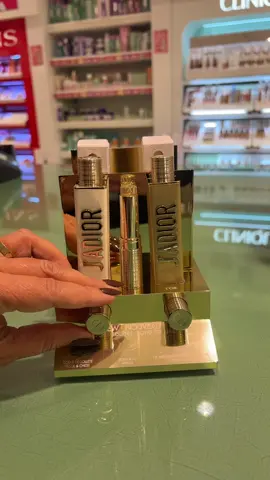 Nieuw van Dior! De J’adore Solid parfum✨ hoe handig is dit voor in je tas voor onderweg🤎 #dior #jadore #parfumviral #parfum #fyp 