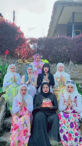 Happy besdey mak geng @Mila Zuela #fypppppppppppppppppppppppp #masukberandamuu #masukberandafyp #viraltiktok #masukberanda @Indah Tbn @rum4jahitsachy @safitrinasution1605 @mom joda/ratu joda @Fisioterapi Psp 