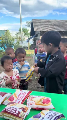 Món quà các bác gửi tặng các con, vậy là chiều các con không lo đói nữa các bác ạ, chúng con cảm ơn các bác nhiều ạ#cô_giáo_vùng_cao #thu_chớn_uytin1990 #myphamyskin #tinhbotnghenanohaan #mamnongiaitri 