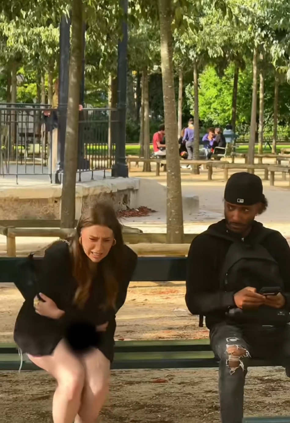 Prank petit accident 💩 devant des inconnus pour voir leurs réactions #prank #cameracachée 