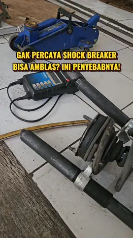 Jika sudah terlanjur amblas, perbaikan yang paling efektif adalah dengan membawa kendaraan ke bengkel untuk diperiksa. Beberapa tindakan yang dapat dilakukan, tergantung tingkat kerusakannya: Ganti oli dan seal shockbreaker jika penyebabnya adalah kebocoran. Ganti per shockbreaker jika per sudah aus atau patah. Ganti shockbreaker satu set jika kerusakan sudah terlalu parah. Sebaiknya diganti sepasang (kanan dan kiri) agar seimbang.  Konsultasi, klik link di bio✔️ #rapusservice #bengkelspesialis #mazda #shockbreaker #fyp 