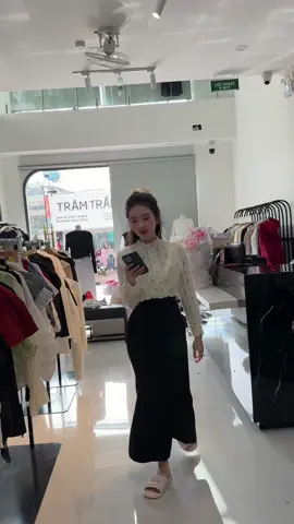 Chân váy đuôi cá dài kìa mấy ní 