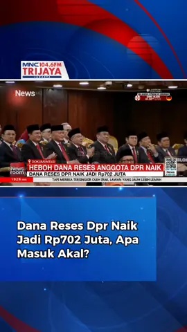 Dana reses anggota Dewan Perwakilan Rakyat (DPR) mengalami kenaikan signifikan. Anggaran yang sebelumnya berada di angka Rp400 juta per anggota kini melonjak drastis menjadi Rp702 juta. Dengan masa reses berlangsung 4-5 kali dalam setahun, setiap anggota DPR berpotensi menerima dana reses sebesar Rp2,8 hingga Rp3,5 miliar per tahun. Lonjakan anggaran ini dinilai tidak masuk akal oleh berbagai kalangan. Sebagai bentuk pertanggungjawaban dan transparansi, DPR berencana meluncurkan aplikasi khusus yang memungkinkan masyarakat memantau penggunaan dana reses secara langsung. Langkah ini diharapkan dapat meredam kritik dan meningkatkan kepercayaan publik terhadap lembaga legislatif. #DanaReses #DPR #TrijayaFM
