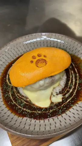 可愛すぎる肉球オムライス🍳🍚 ハンバーグオムライス2000円 チーズトッピング 200円 鉄板で作る神業オムライスが食べられるお店！ 絶妙な火入れで表面がツルッとしたオムレツにハンバーグを加えたオムバーグが絶品です😋 🍚店名: はんばーぐ＆おむらいすのお店いくら渋谷店 住所: 東京都渋谷区円山町5-3MIEUX渋谷1階 最寄駅:渋谷駅徒歩5分 営業時間：11:30〜15:00 17:30〜21:00 定休日：無休 #東京グルメ#Japanesefood#tiktokfood