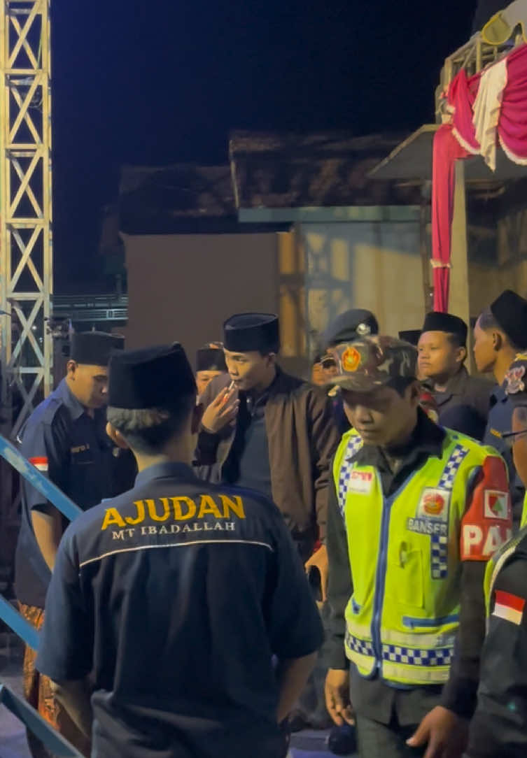 Terlihat lelah tapi ttp senyum di depan jamaahnya Masyallah sehat selalu gus ell , detik detik rawuhnya gus ell di warujayeng Nganjuk . #viralvideo #viralvideotiktok #fypシ゚viral #fypシ゚viral🖤tiktok #viralvideotiktokparati @MT. IBADALLAH OFFICIAL 