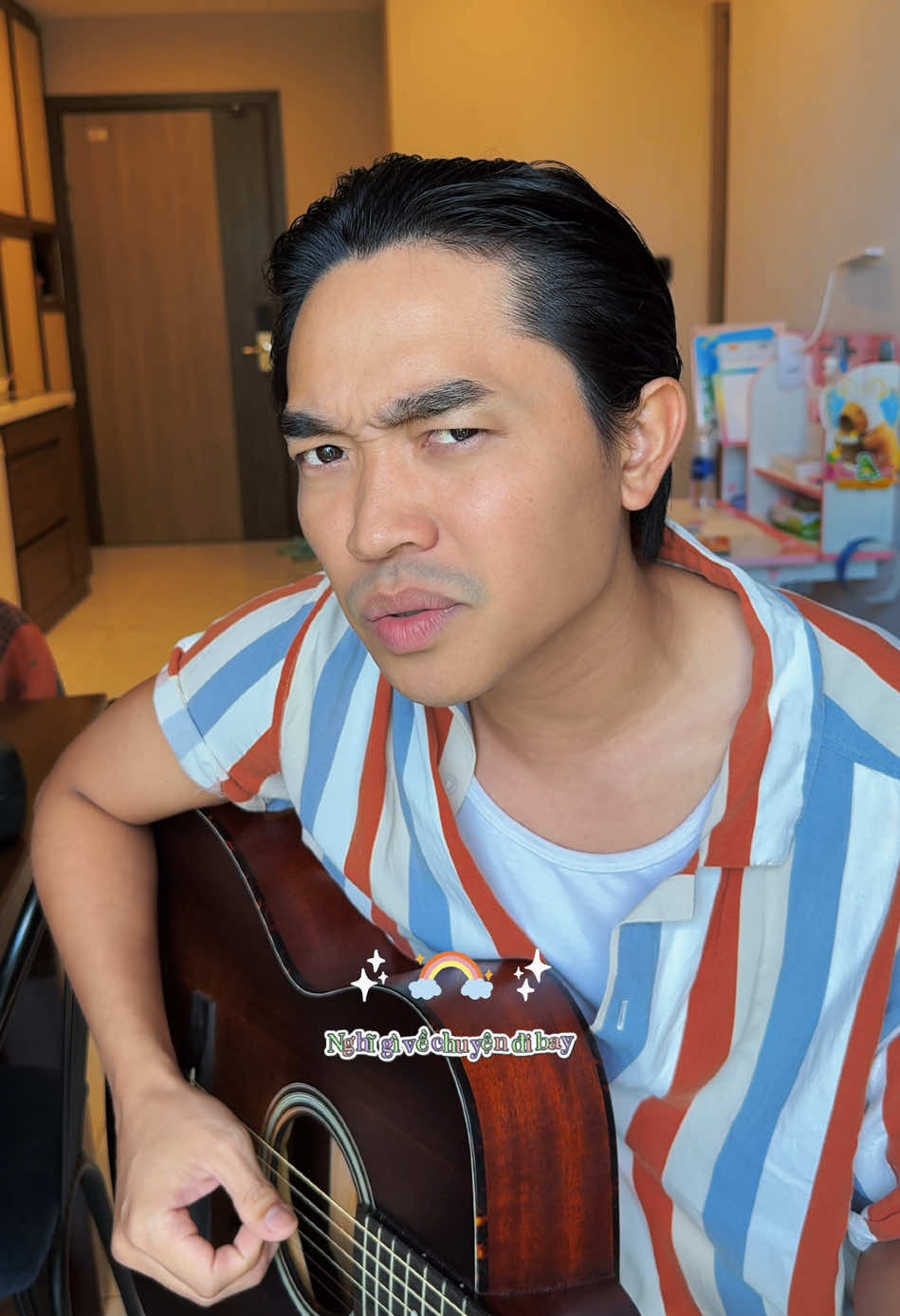 1 đòn bánh tét, anh chia ra làm 2 phần