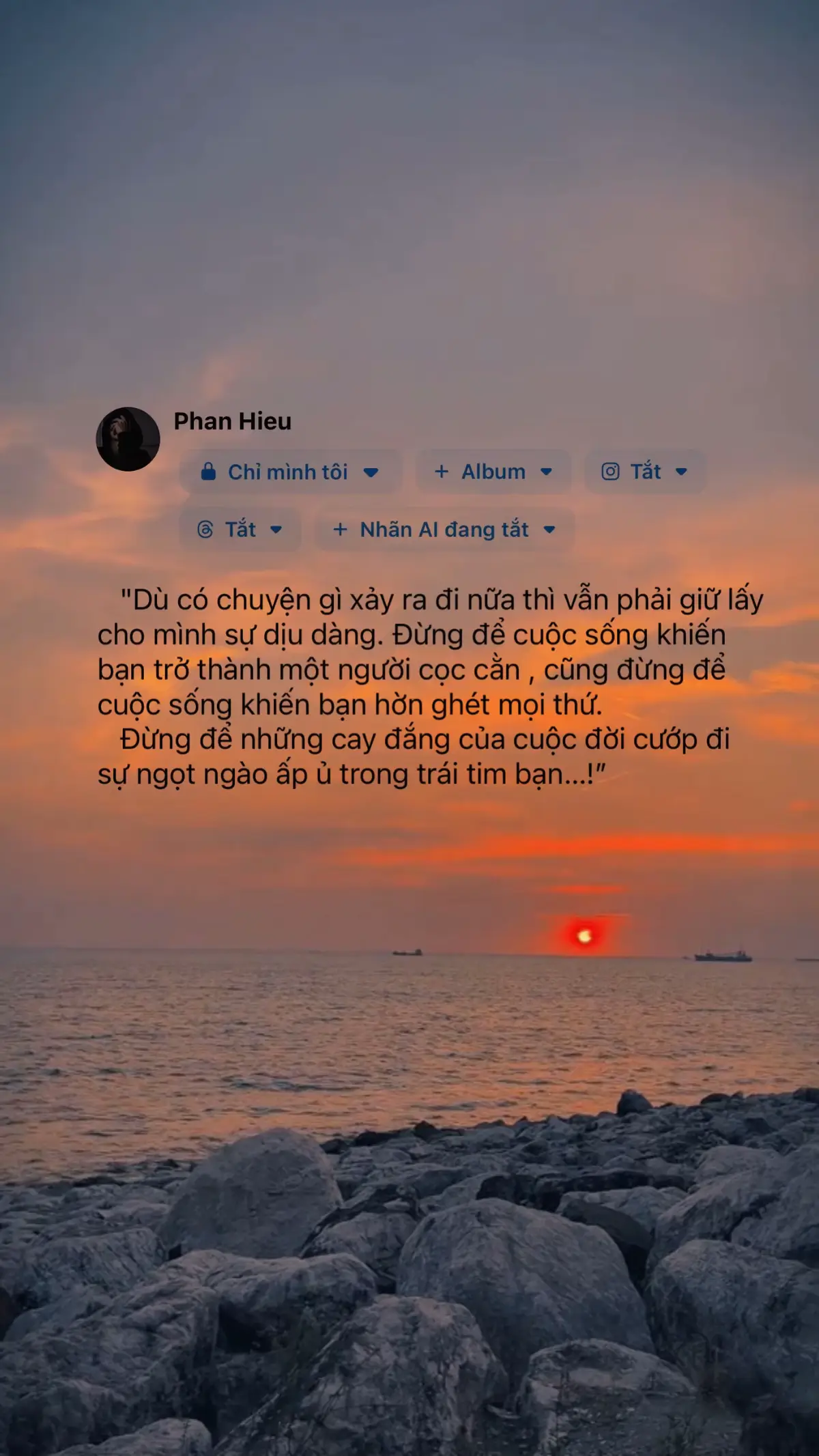 KHI NGƯỜI ĐÀN ÔNG TỬ TẾ GỤC NGÃ ... ! Người ta quen nhìn đàn ông bằng dáng vẻ mạnh mẽ. Ít ai biết rằng, bên trong sự kiên cường ấy là một trái tim cũng biết run rẩy, cũng biến vụn vỡ. Chỉ là họ giấu đi rất khéo. Một người đàn ông tử tế khi yêu, anh yêu bằng tất cả. Anh yêu như thể đó là lần duy nhất trong đời. Anh gom từng giọt hy vọng, từng mảnh niềm tin, từng ước mơ nhỏ bé, để đựng thành một mái ấm mà anh tin là cả hai sẽ trú ngụ đến cuối cùng. Thế nhưng, biến cố ập tới. Không một lời báo trước. Chỉ một sáng tỉnh dậy, anh nhận ra người anh từng muốn nắm tay cả đời ... đã không còn muốn bước chung đường. Nỗi đau của đàn ông không có tiếng khóc lớn. Nó là sự im lặng kéo dài. Là điếu thuốc cháy dõ giữa đêm khuya. Là ly rượu uống một mình trong căn phòng tối. Là ánh mắt đỏ hoe nhưng vẫn cố gượng cười, khi ai đó hỏi thăm 