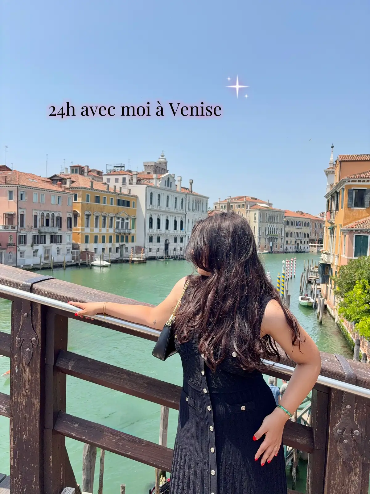 Pourquoi Venise ? Des canaux partout, les gondoles, les ruelles super charmantes, l’atmosphère magique au coucher de soleil… ☀️ Astuce : Pars en hors-saison (mars ou octobre) pour éviter la foule et payer moins cher !  🛫 Depuis Paris-Orly, tu peux trouver des vols à partir de 38 € avec Transavia ou easyJet, et souvent aller-retour dès 64 € si tu t’y prends tôt 👀 🕒 En seulement 1h40 de vol, t’es au cœur de la lagune !