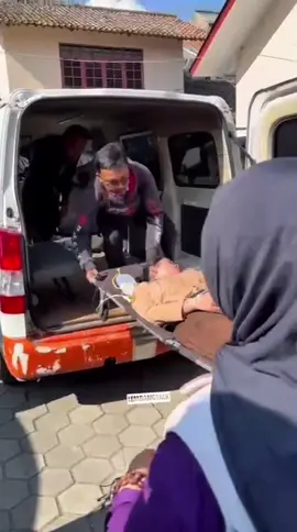 Puluhan siswa SMP Negeri 1 Cisarua, Kabupaten Bandung Barat (KBB) keracunan usai menyantap menu Makan Bergizi Gratis (MBG) pada Selasa (14/10/2025). Mereka menyantap menu MBG itu sekitar pukul 09.30 WIB. Sekitar pukul 12.00 WIB, sebagian siswa mulai mengalami gejala seperti pusing, mual, dan muntah. Mereka lalu dibawa ke beberapa ruangan yang disulap jadi tempat penanganan. Saat ini pihaknya masih memantau kondisi siswa lain yang belum menunjukkan gejala keracunan. Sementara sebagian yang bergejala seperti muntah dan mual dilarikan ke puskesmas terdekat. 