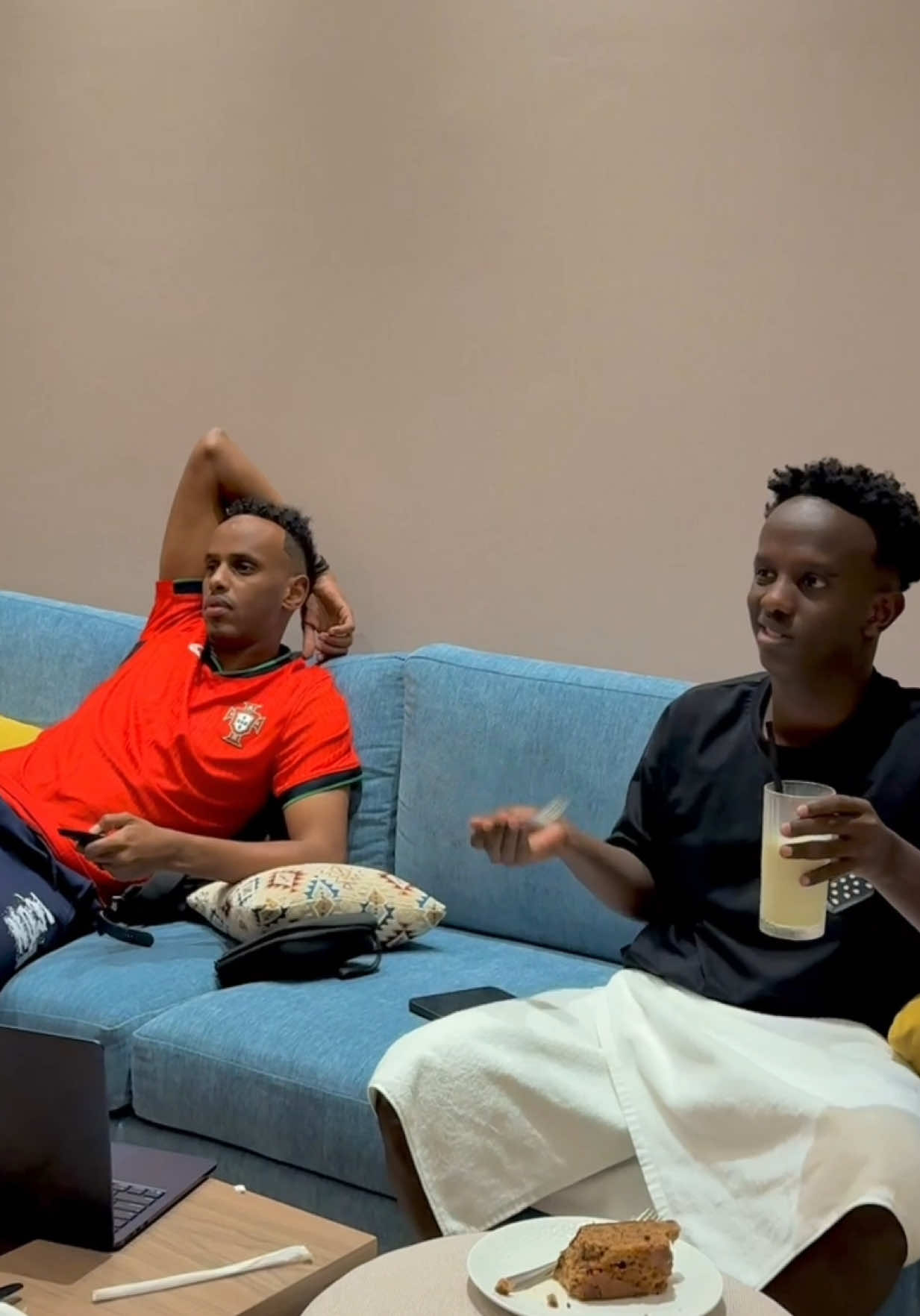Soo Qabo Qof aad taqaano oo cuntada ku naxsan @MUSTAFE_KANTE #abdalajamaall #somalilandtiktok #muqdishotiktok #somaliyoutuber #madrid 