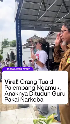 Dunia pendidikan di Palembang tengah diguncang kabar mengejutkan. Seorang murid SMKN 7 Palembang dituduh menggunakan narkoba oleh oknum guru dan wakil kepala sekolahnya. Tuduhan itu sontak memicu kemarahan sang orang tua, yang tak terima anaknya difitnah tanpa dasar. Adalah Nita Fsagung, seorang influencer asal Palembang, yang mengungkap kejadian ini melalui unggahan di media sosial. Dalam videonya, ia menuturkan bahwa anaknya dituduh mengonsumsi narkoba oleh pihak sekolah, padahal tak ada bukti yang jelas. Merasa nama baik keluarganya tercemar, Nita segera membawa anaknya untuk menjalani tes urine di RS Bhayangkara Palembang. Hasilnya tegas—negatif narkoba. Tidak berhenti di situ, Nita juga menegaskan akan menempuh jalur hukum. “Saya bersama kuasa hukum akan menindaklanjuti kasus ini ke pihak berwajib bila nama baik anak saya tidak dipulihkan,” ujarnya dalam unggahan di TikTok pada Selasa (7/10/2025). Melalui akun Instagram-nya, Nita juga menuliskan kekesalannya terhadap oknum guru yang dianggap bertindak gegabah. Ia menilai tuduhan tersebut telah merusak psikologis anaknya. “Kenapa memvonis dan memfitnah siswa tanpa bukti? Tindakan seperti ini bisa menghancurkan mental anak!” tulisnya dengan nada tegas. Kasus ini pun kini menjadi sorotan publik dan memicu perbincangan luas di media sosial. Banyak warganet yang menilai bahwa lembaga pendidikan seharusnya lebih berhati-hati dalam mengambil tindakan, terutama yang menyangkut kehormatan siswa. #beritaviral #bicarajatim