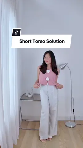 Kamu short torso juga? Coba pakai v-neck deh, trust me!