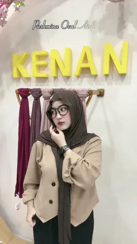 Checkout Dikeranjang Kuning👀🛍️ Aku Pake Warna Brownie🤎 #kenanhijabindonesia #promomakan1010 #brownie #pashminaovalairflow #kenanhijabofficial #pashminarayon #kenan #hijab #pashminakaos #fyp #trendingvideo #trendingsong #xybca #lewatberanda #semuaorang 