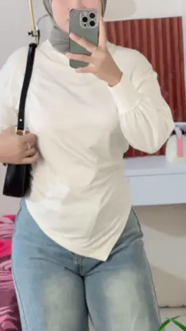 Sayang bajunya 40ribuan aja nih. Join live aku sekarang yuk 👌✨🥰 #fyppppppppppppppppppppppp #mbaksuren #celanajeans #kaospremium #ootdhijabstyle 