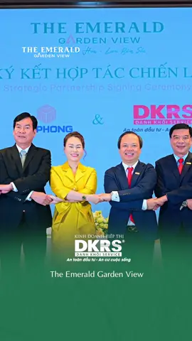 📍TOÀN CẢNH LỄ KÝ KẾT HỢP TÁC CHIẾN LƯỢC  Ngày 29/9 vừa qua, Lê Phong Group đã chính thức ký kết hợp tác cùng các đối tác uy tín hàng đầu trên thị trường, trong lĩnh vực xây dựng, thiết kế, giám sát, quản lý vận hành, tài chính và kinh doanh tiếp thị. Sự kiện đánh dấu bước khởi đầu quan trọng trong hành trình kiến tạo biểu tượng sống mới tại trung tâm kết nối của vùng kinh tế trọng điểm phía Nam, đồng thời khẳng định tầm nhìn, uy tín và năng lực phát triển bền vững của Lê Phong Group trên thị trường bất động sản. Tọa lạc ngay trung tâm phường Thuận An, một trong những lợi thế của The Emerald Garden View là vị trí gần quốc lộ 13 - cửa ngõ Đông Bắc TP HCM, kết nối trực tiếp đến trung tâm thành phố, đồng thời liền kề các khu công nghiệp, không gian sinh thái ven sông và vùng trái cây Lái Thiêu. Đây cũng là khu vực tập trung lượng lớn lao động chuyên môn, tạo nhu cầu ở thật và cho thuê. Bên cạnh đó, dự án còn hưởng lợi từ quy hoạch tuyến metro trong tương lai, mở ra dư địa tăng trưởng giá trị dài hạn cho cả cư dân lẫn nhà đầu tư. --------------------------------------- Căn hộ xanh TOD tại TP.HCM - The Emerald Garden View Vị trí dự án: Mặt tiền đường Nguyễn Chí Thanh, P. Thuận An, Ho Chi Minh City, Vietnam Hotline: 090 275 88 18 Website: theemeraldgardenview.com #canhoxanh #canhotphcm #canhothuanan #theemeraldgardenview #canhotod    