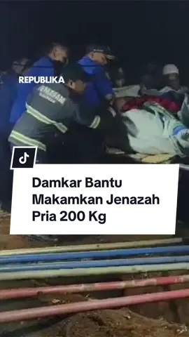 Pemandangan berbeda terlihat saat prosesi pemakaman seorang warga di Desa Pesing, Kecamatan Jalaksana, Kabupaten Kuningan, Senin 13 Oktober 2025 malam. Tak hanya keluarga dan kerabat, hadir pula sejumlah petugas pemadam kebakaran, lengkap dengan seragam dan berbagai peralatan mereka.
 
 Para petugas itu hadir di tempat pemakaman umum untuk membantu memakamkan jenazah warga setempat yang mengalami obesitas. Jenazah bernama Sarmin (51 tahun) itu diketahui memiliki bobot 200 kilogram.
 
 “Kami mendapat laporan dari pihak keluarga Almarhum Bapak Sarmin, yang meminta bantuan kepada pemadam kebakaran untuk memakamkan jenazah Almarhum,” kata Kepala UPT Pemadam Kebakaran Satpol PP Kabupaten Kuningan, Andri Arga Kusuma, Selasa 14 Oktober 2025.
 
 Permintaan bantuan itupun langsung direspon pihak pemadam kebakaran dengan menerjunkan tujuh orang personelnya. Dalam waktu sekitar 30 menit, prosesi pemakaman selesai dilakukan.
 Kreator: MG163/MG164 Produser: Ronggo Astungkoro  
 #Republika #CekRepublikaAja #Damkar 