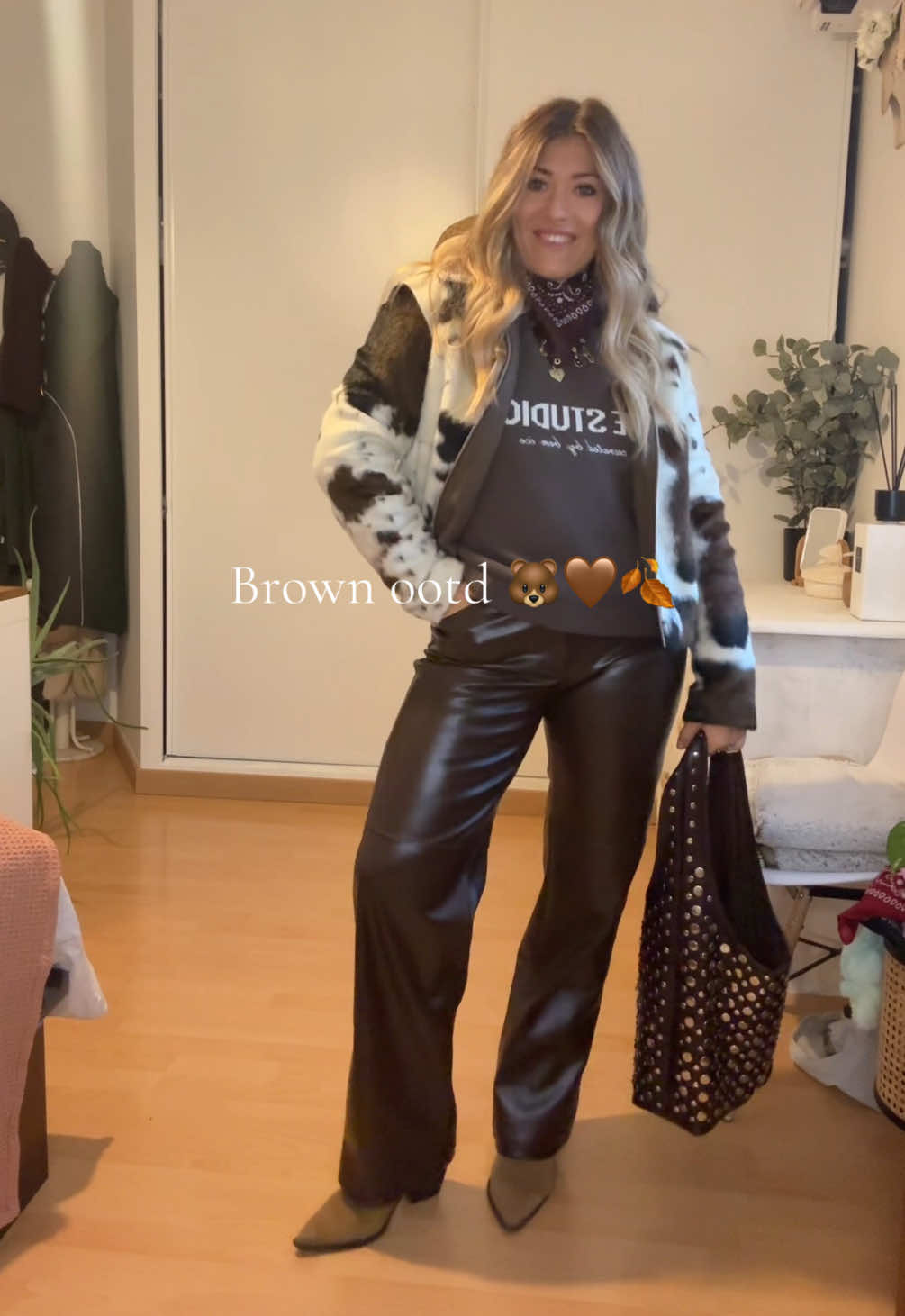 Brownie look 🐻🤎🍂 Pull @EME STUDIOS , pantalon similicuir marron @Stradivarius, bottines Zara, Veste vache @Next #OOTD #outfit #inspo #FashionTikTok #mode 