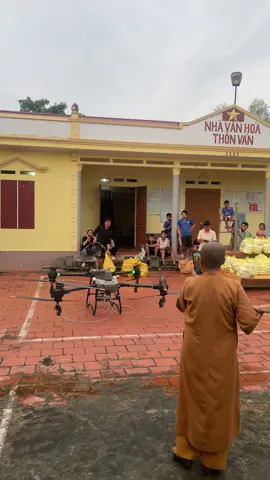 Từ trước đến giờ đi rất nhiều chuyền cứu trợ,từ thiện.Nhưng đây là lần đầu tiên,trực tiếp thấy 1 bạn ở 1 thôn,sử dụng Drone để vận chuyển hàng cứu trợ đến từng hộ dân đang bị ngập lụt.Công nghệ đã giúp cho việc cứu trợ thuận tiện hơn rất nhiều. #cứutrợbãolụtmiềnBắc #tựhàoViệtNam♥️