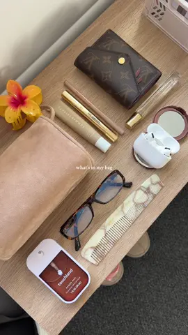 what’s in my bag - october edition 🍂🤎🧸 #whatsinmybag #whatsinmypurse #makeup #aesthetic #fyp @Summer Fridays @touchland @Westman-Atelier @Kayali @Hourglass Cosmetics 