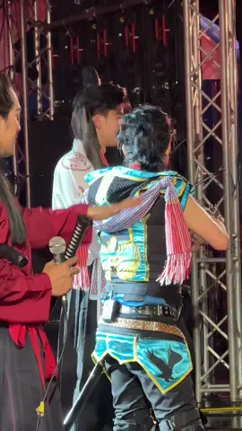 องค์รักษ์ข้าผู้นึงกะเล่นดาบ ผู้นึงกะสิหลับ#จอมยุทธ์เฟส #จอมยุทธ์มิวสิคเฟสติวัล #ธีร์ทีเร็กซ์ #ไหมไทยหัวใจศิลป์ #ลําเพลินวงศกร 