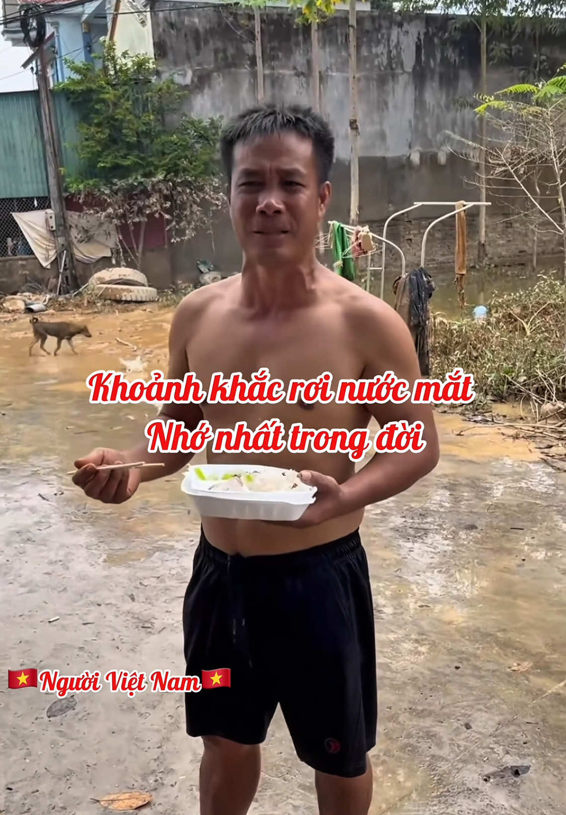 Người đàn ông khóc nức nở khi nhận được hộp cơm từ đoàn cứu hộ sau 3 ngày không có đồ ăn. Không phải vì đói mà khóc vì TÌNH NGƯỜI VIỆT NAM.  #nguoivietnam  #cuutro  #lulut  #thientai 