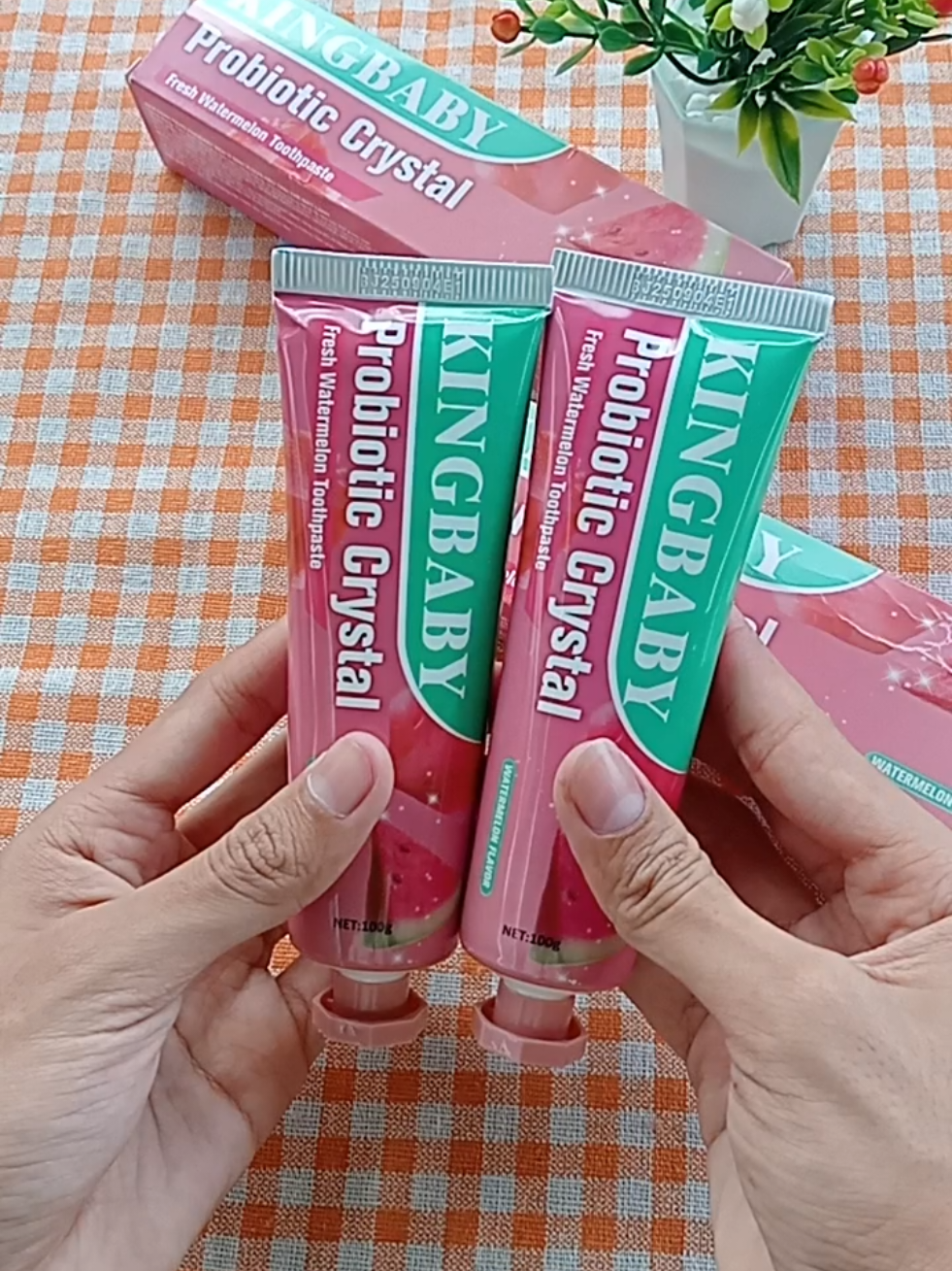 Cái Kem đánh Răng KINGBABY Vị Dưa Hấu này Nó màu Hồng Xinh cực á... 1 Týp Như dị là 100g 2 Týp sẽ là 200g Chắc dùng Lâu lắm mới hết á Càng dùng Càng Mê và Ưng #saigiriviunay #tiepthilienket #kemdanhrangkingbabyduahau #riviu #xh 