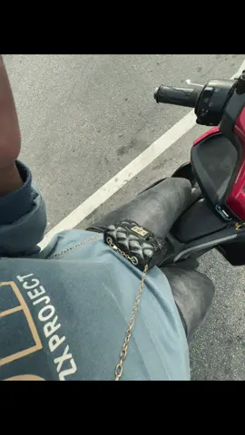 xyah bawak beg besar ii naik moto , beli ni ja kecik comell 😍. #foryoupage #bismillahfyp #beg 