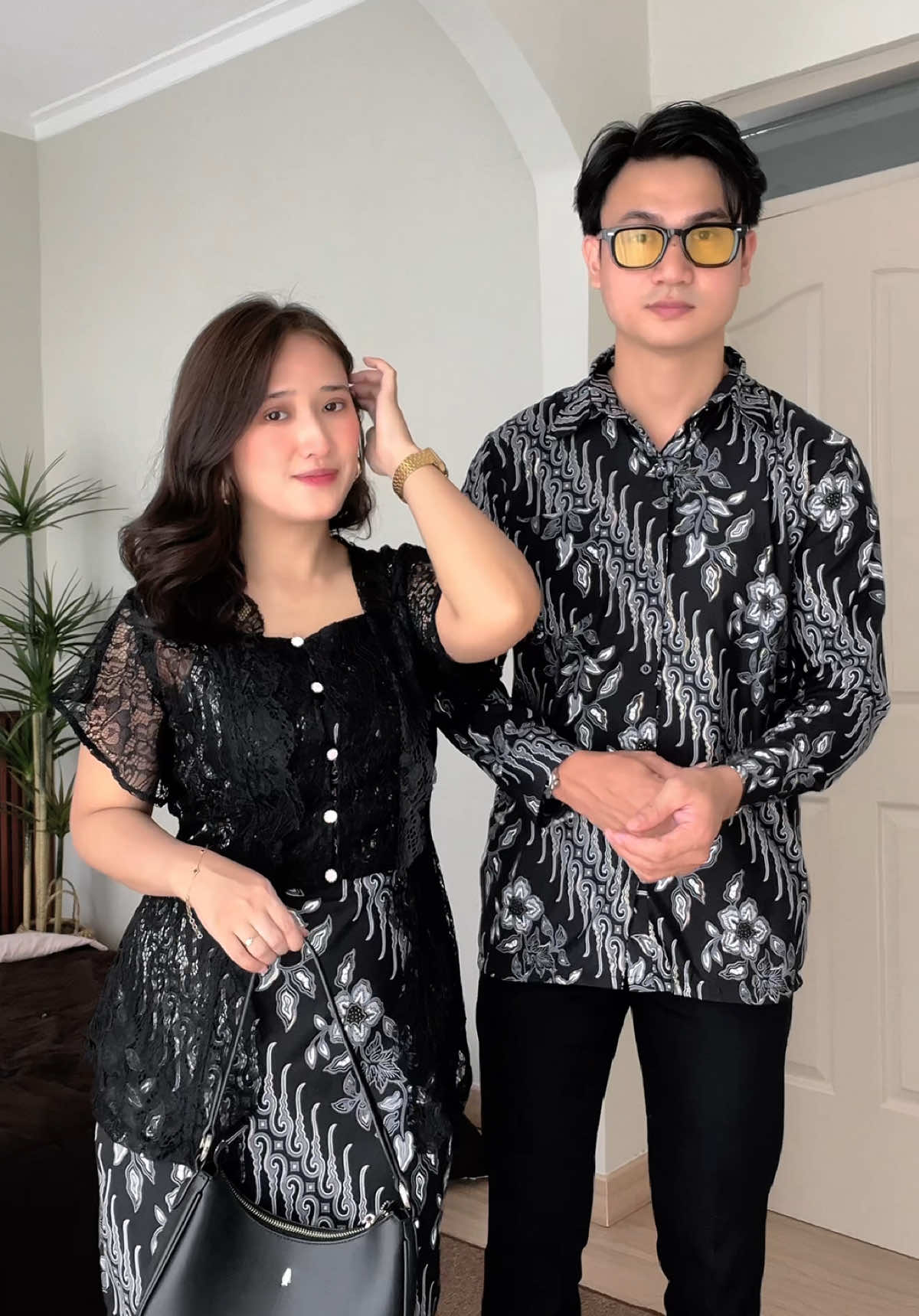 Selalu semangat kalau ada Acara nikahan, karna punya couple set batik yang gemesss banget😍😍🖤 #batik #couple #kondangan 