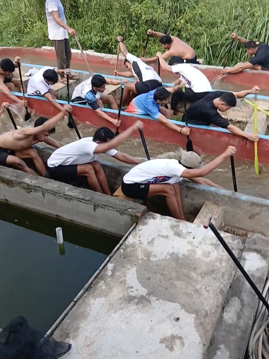 perbedaan  latihan di perahu jalur dengan dikolam,,, #fyp #latihan #lombaperahu #pacujalur 