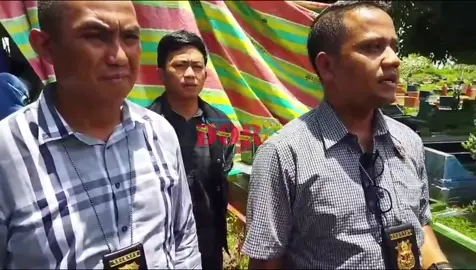Tim DVI RS Bhayangkara M Hasan dan Labfor Polda Sumsel melakukan proses ekhumasi (pembongkaran makam) korban Anti Puspitasari (22) di TPU Talang Petai Kelurahan Plaju Darat Kecamatan Plaju. Penyebab korban tewas karena mati lemas pascaalami kekerasan benda tumpul di leher korban yang menyebabkan tersumbatnya peredaran darah di saluran pernafasan atas dari korban. #sumateraekspres #korbanpembunuhan #antipuspitasari #hotellendosis #keluargakorban   
