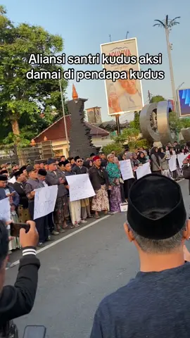 Aiansi santri bersatu melakukan aksi damai atas siaran provokasi yang diduga mencoreng nama kiai dan ponpes, aksi dilakukan di depan kantor bupati kudus, selasa 14 oktober 2025 sore. #boikottrans7 #santri #kudus #kudus24jam #demo 
