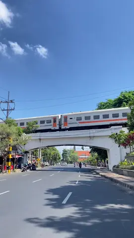 Kapan lagi bisa lewat dibawahnya kereta api 😄😱 #fyp #tiktok #keretaapi #supersero7 #surabaya 