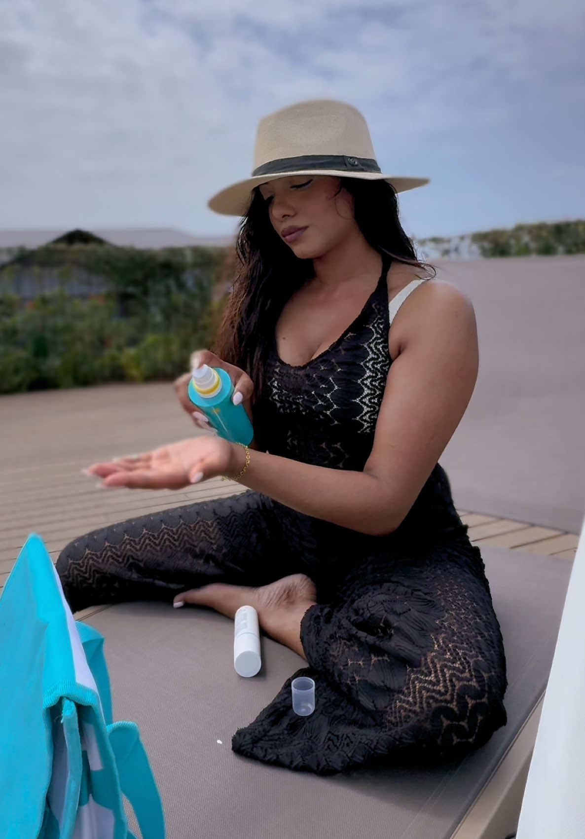 Pool days are my absolute fave☀️ I’ve been using the Bionike Age UV Specialist, and honestly, it’s become a daily essential in my skincare routine. It’s super lightweight, blends right into my skin, and gives me that healthy glow without feeling heavy or sticky. What I love most? It protects my skin from UV damage and helps prevent signs of aging so I can enjoy the sun without worrying about my skin later. @dischembeauty 