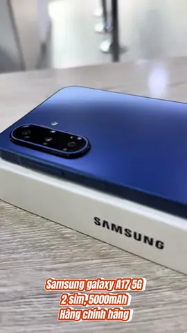 Samsung Galaxy A17 5G là chiếc điện thoại tầm trung mới của Samsung với thiết kế trẻ trung, mỏng nhẹ và màn hình Super AMOLED 6,7 inch Full HD+ hiển thị cực đẹp, tần số quét 90Hz giúp mọi thao tác vuốt chạm mượt mà, màu sắc rực rỡ chuẩn chất Samsung. Bên trong là con chip Exynos 1330 tiến trình 5nm tiết kiệm điện, hiệu năng ổn định cho các tác vụ hằng ngày, học tập, xem phim hay chơi game nhẹ đều trơn tru. Máy được trang bị RAM 6GB hoặc 8GB cùng bộ nhớ trong 128GB, có khe cắm thẻ nhớ mở rộng tiện lợi. Cụm camera sau gồm cảm biến chính 50MP có chống rung OIS, chụp đêm rõ nét, kết hợp góc siêu rộng 5MP và macro 2MP, còn camera trước 13MP đáp ứng tốt nhu cầu selfie, gọi video. Viên pin 5000mAh kết hợp sạc nhanh 25W giúp bạn sử dụng thoải mái cả ngày, ít phải sạc lại. Galaxy A17 5G chạy Android 15 với giao diện One UI 7 mượt mà, được cam kết cập nhật phần mềm và bảo mật dài hạn, một điểm cộng lớn trong phân khúc. Thiết kế máy phẳng, cầm chắc tay, có khả năng kháng nước nhẹ IP54 giúp yên tâm hơn khi sử dụng. Đây là lựa chọn hoàn hảo cho ai muốn một chiếc điện thoại đẹp, màn hình xịn, camera ổn định, pin trâu và thương hiệu uy tín mà giá vẫn dễ chịu trong tầm trung #muacungquang 