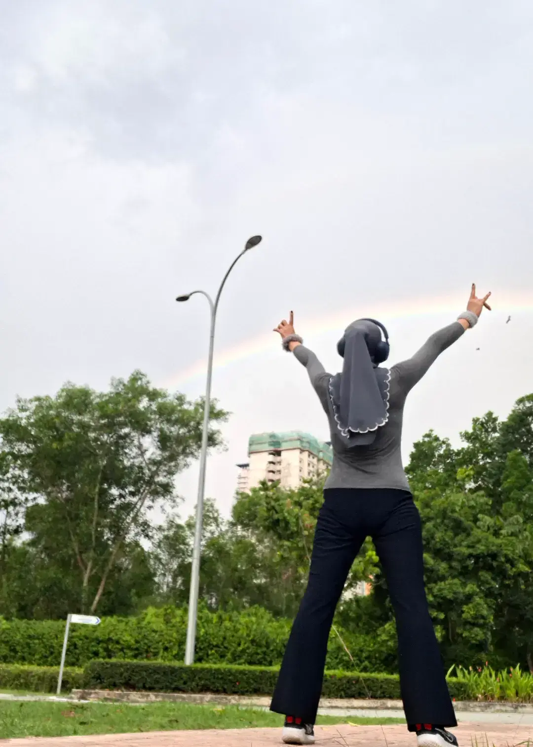 When the sharpest words wanna cut me down I'm gonna send a flood, gonna drown 'em out I am brave, I am bruised I am who I'm meant to be, this is me Look out 'cause here I come And I'm marching on to the beat I drum I'm not scared to be seen I make no apologies, this is me