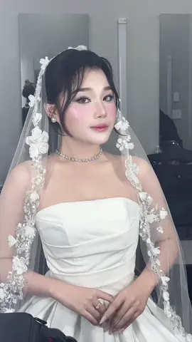 🍓Cô dâu tiểu vy ngoài đời thực🤭  ✨Tone khói ứng dụng cho cô dâu tiệc tối, khách tiệc,chụp ảnh slayyy💃   #makeupDoanThao #fyp #viral #xuhuong #makeupdanang 