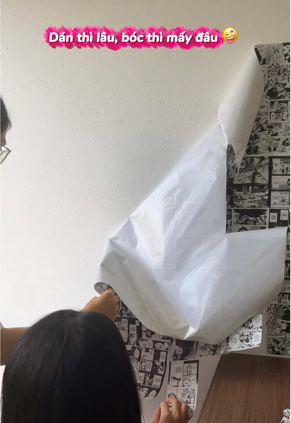 Bóc ra không sợ hỏng tường đâu nha các bồ #tranhmanga #mangadantuong #decorbanhoc 