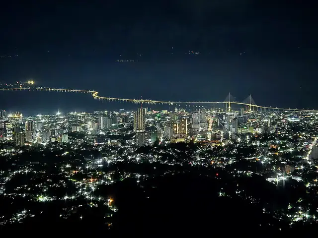 Cebu, shining bright at night 💎 #shotonsamsung #tops #busay #nightviews #breathtakingviews 