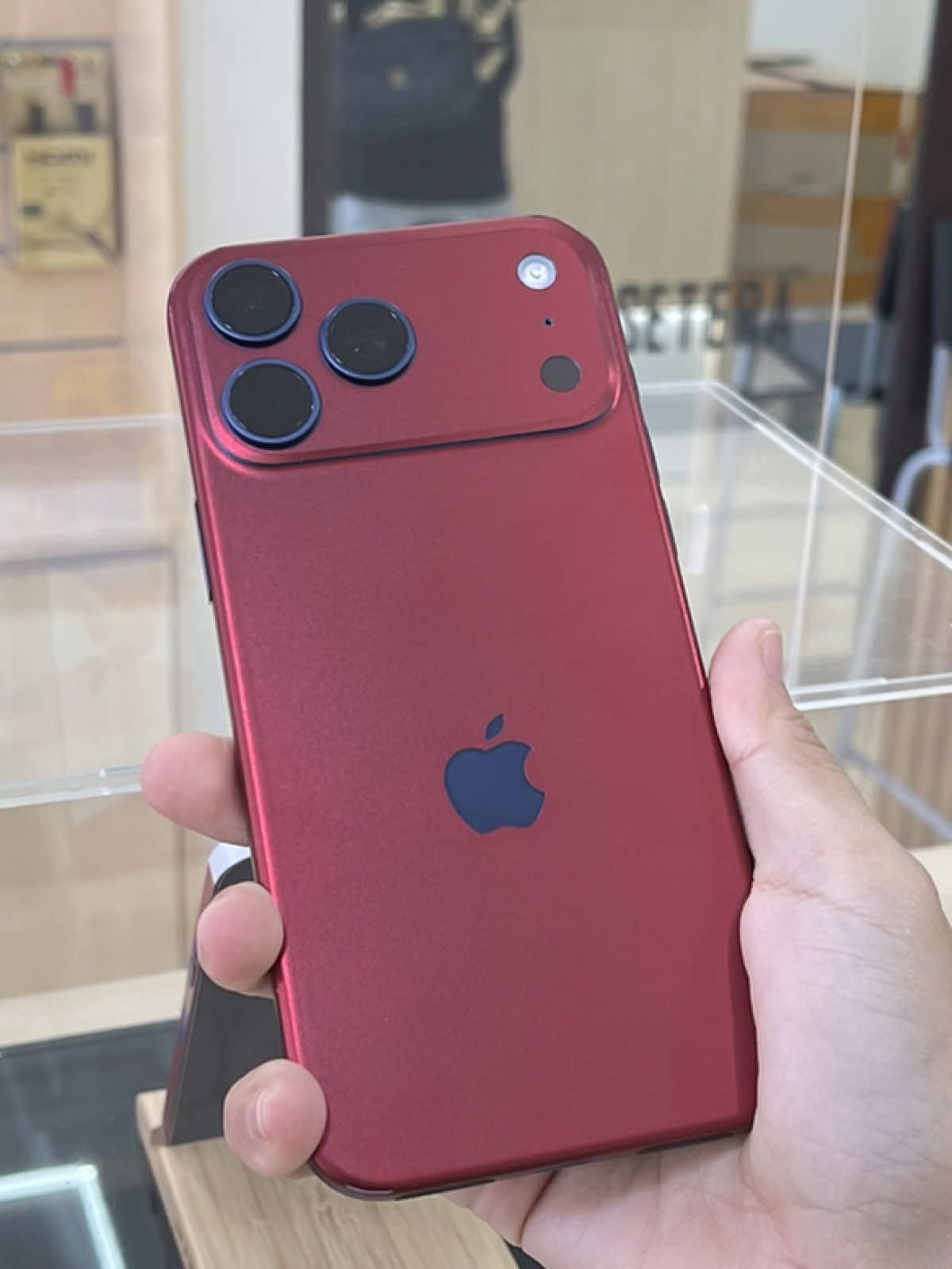 uols suka?! dapat warna favorite (OCT RED Maroon) & dapat protect dari calar balar juga memang love!🫶🏻 walk in today / online 🕰️12PM - 8PM 📍1A-3 jalan raja uda kg baru 50300 KL #fyp #stickerphone #wrapphone #phonesticker #phonewrapterbaik 