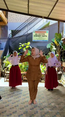 Alamaaakkk kembali bersama adik adikkuuu @`alifahh_lomll¤• @αѕαα_ƈαɾɾσƚ-!🐰🥕 dc by @Deri Ardi #alamak #dancechallenge #fypppppppppppppp #fyp 